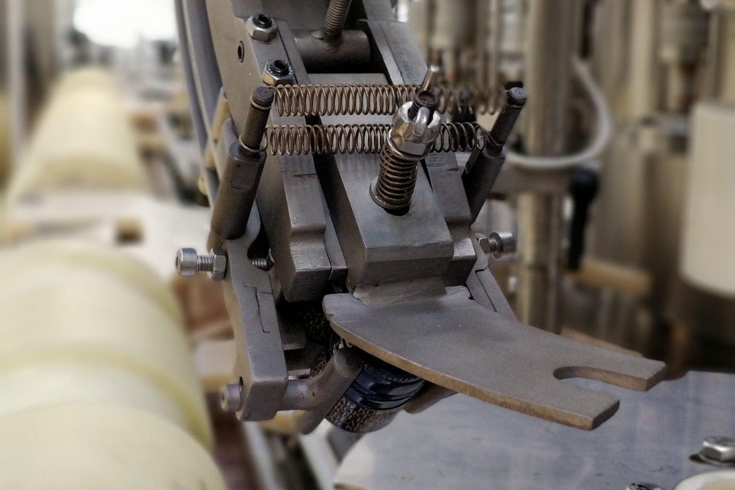 Bottle capping unit