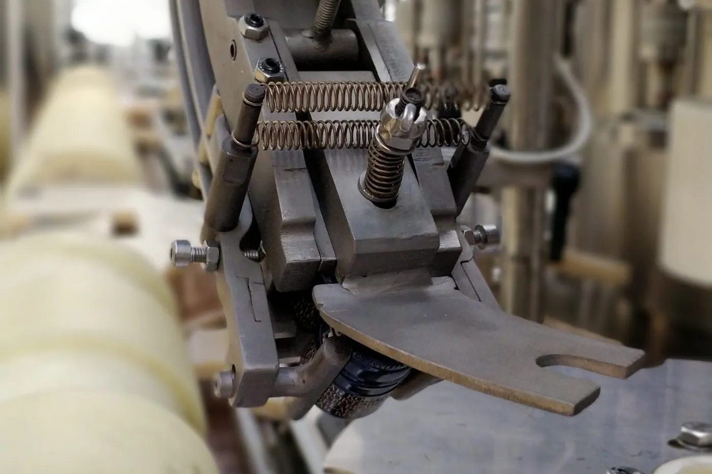 Bottle capping unit