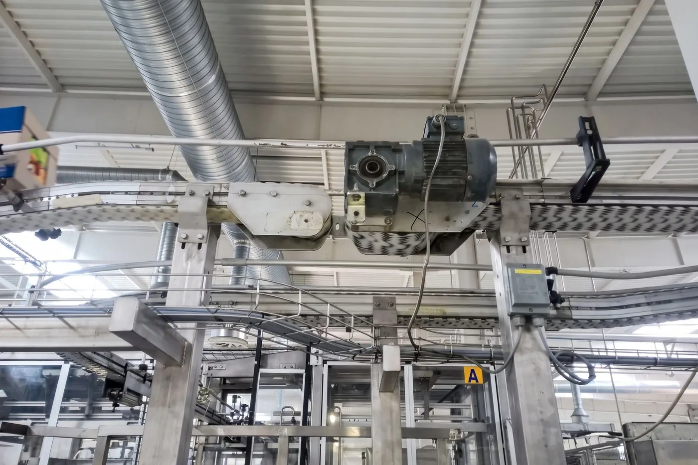 Overhead conveyor drive in a production plant