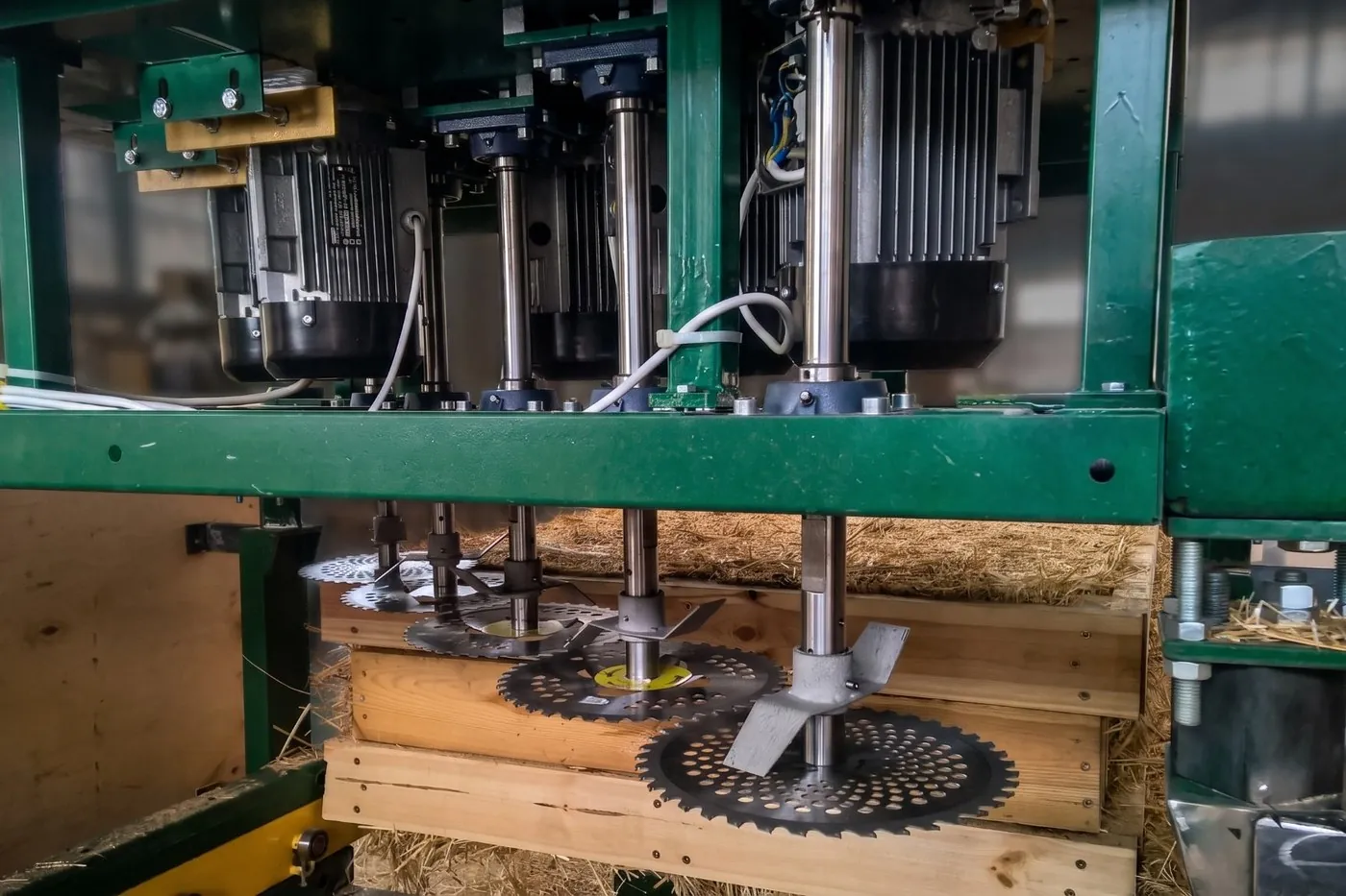 Straw cutting machine with multiple saw spindles