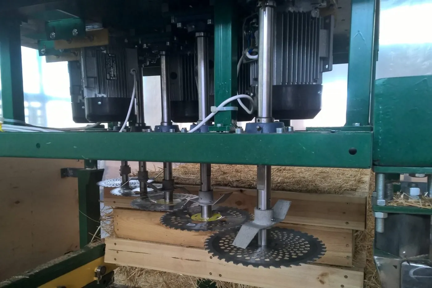 Straw cutting machine