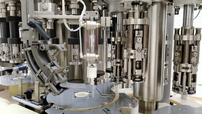 Filling and bottling line with dosing units
